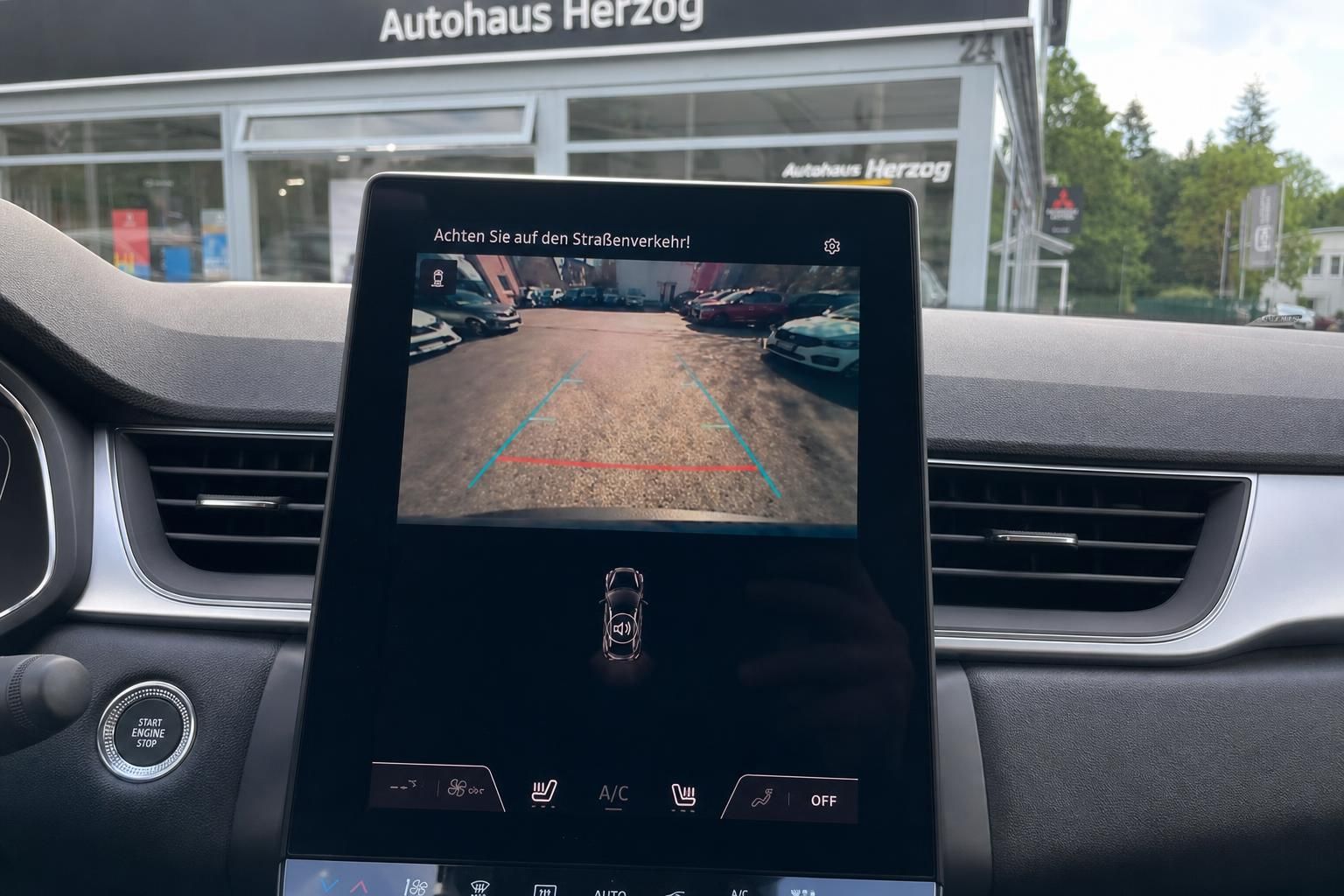 Fahrzeug Innenraum mit Rückfahrkamera-Display und Navigationssystem im Armaturenbrett