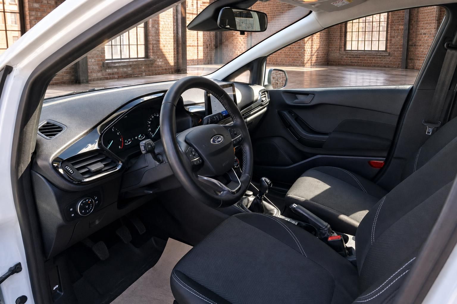 Ford Innenraum mit Cockpit, Lenkrad und Schaltung