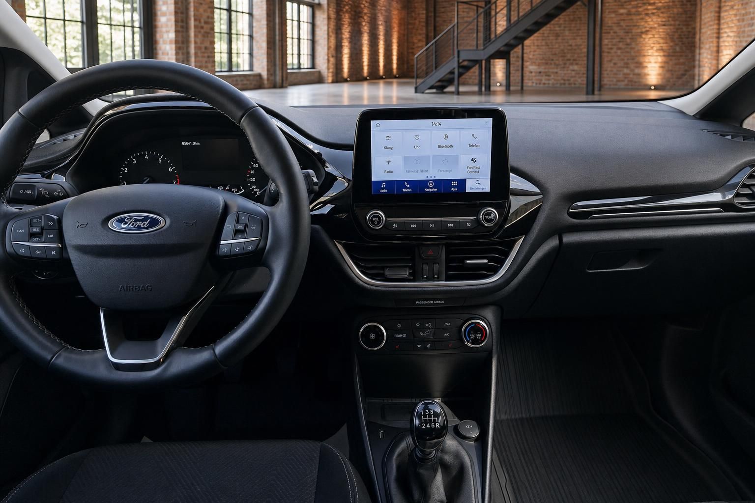 Ford Fiesta Armaturenbrett mit Infotainment-System und Lenkrad