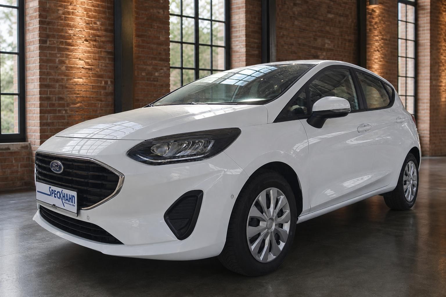 Ford Fiesta weiß Frontansicht schräg im Autohaus