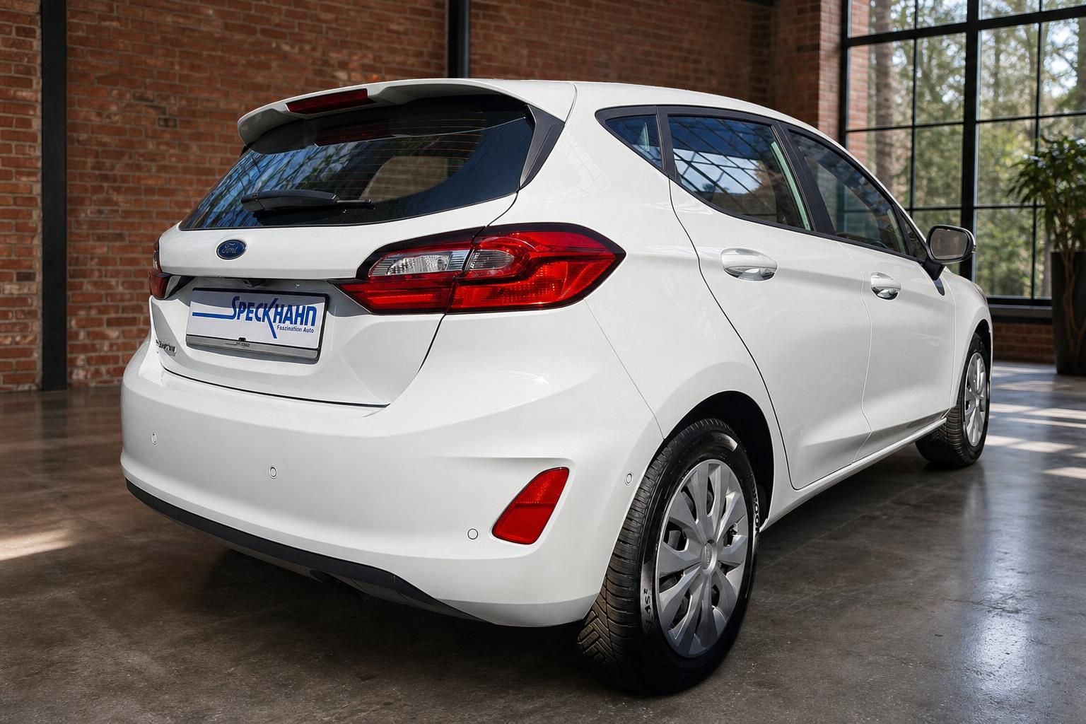 Ford Fiesta weiß Heckansicht seitlich mit Ford Logo