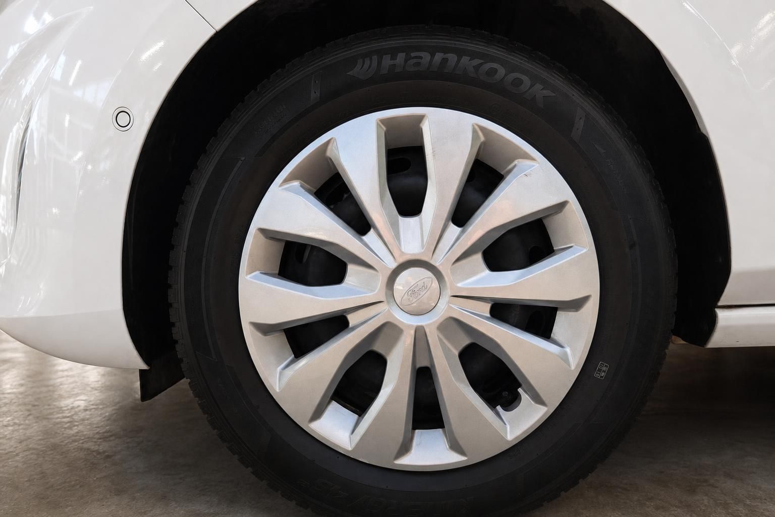 Ford Felge mit Hankook Reifen im Detail, weißes Fahrzeug