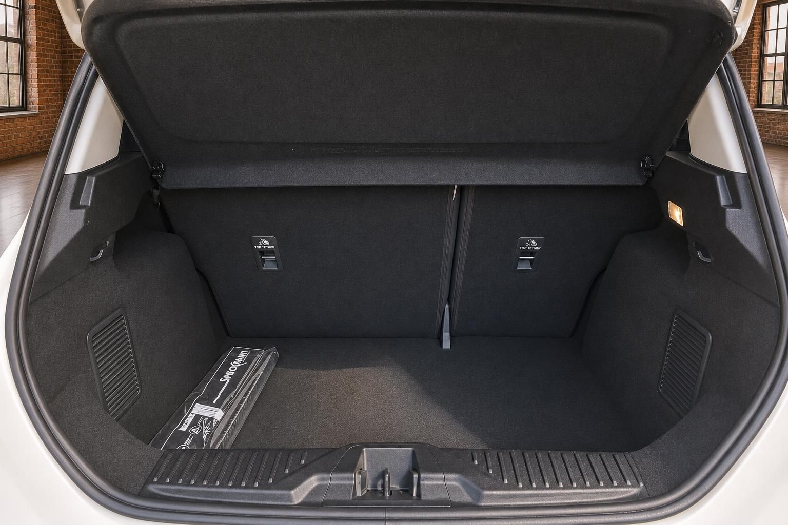 Ford Kofferraum leer mit Top Tether Befestigungen
