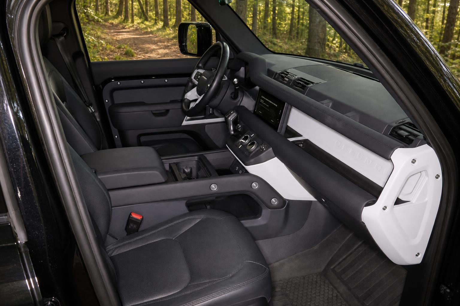 Land Rover Defender Innenraum mit Blick auf Fahrersitz und Türverkleidung
