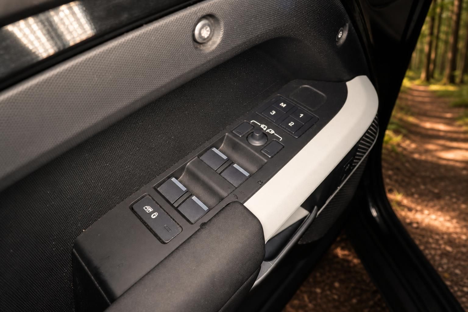 Fensterheber und Sitzspeicher Bedienelemente an der Fahrertuer im SUV