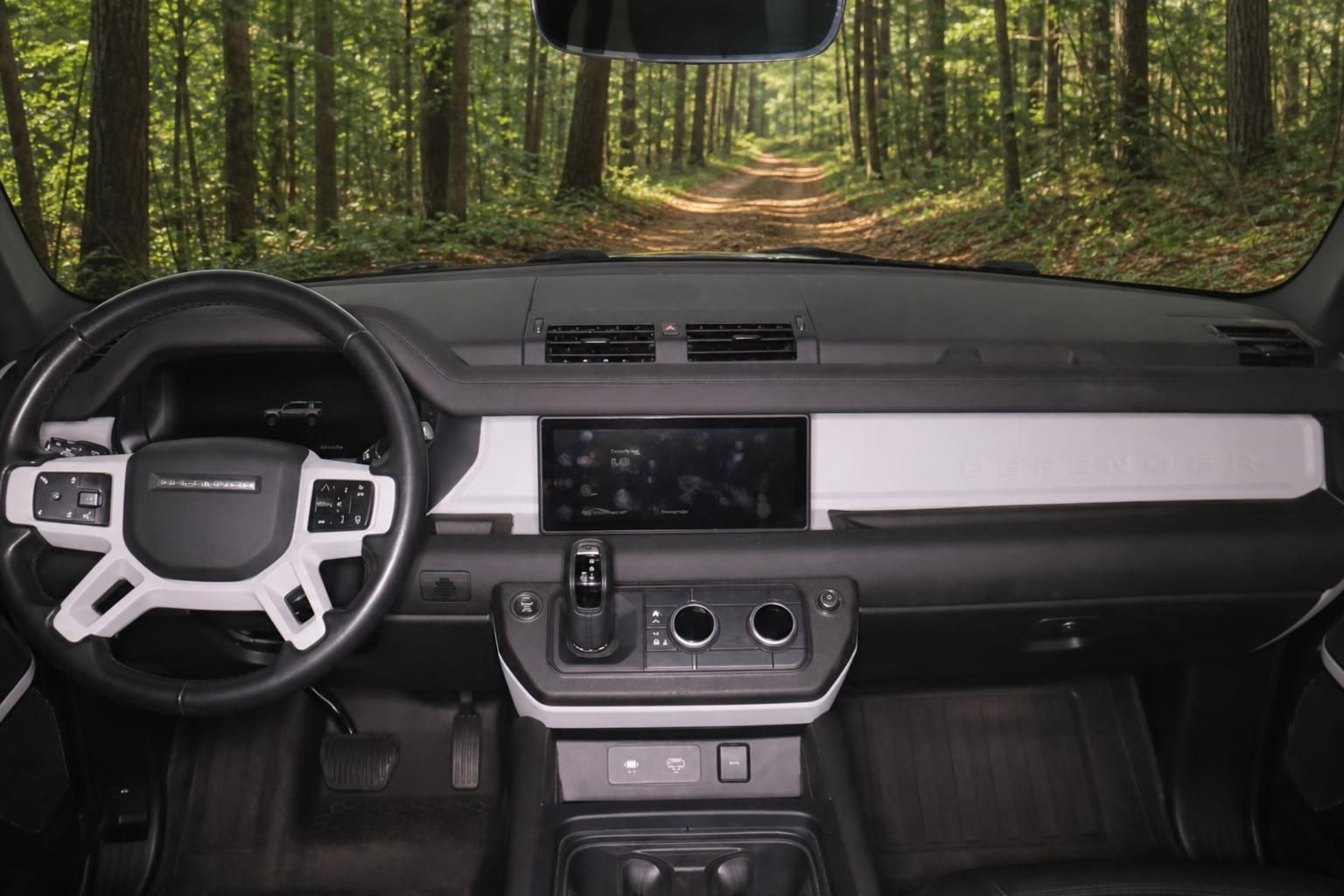 Land Rover Defender Innenraum mit Lenkrad und Armaturenbrett im Wald