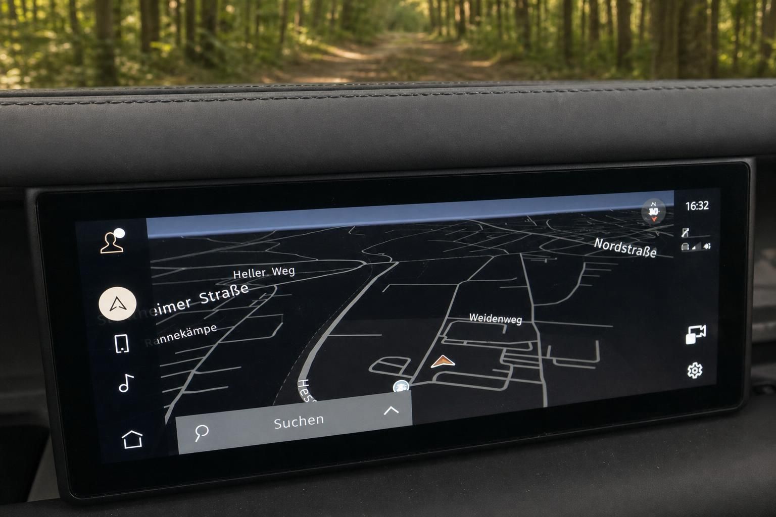 Land Rover Defender Navigationssystem Bildschirm mit Kartenansicht