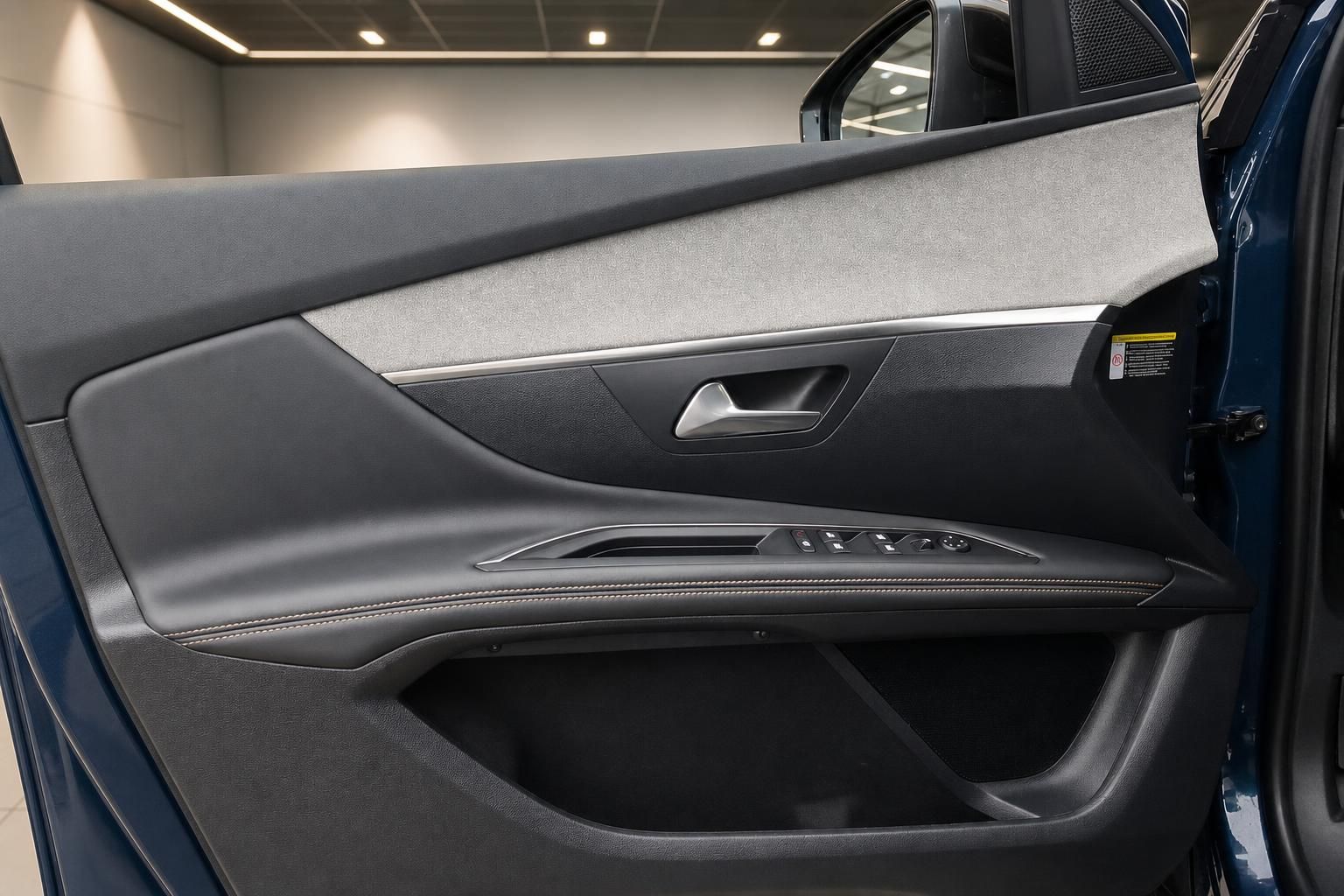 Peugeot Türverkleidung mit Bedienelementen und Fensterhebern im Detail