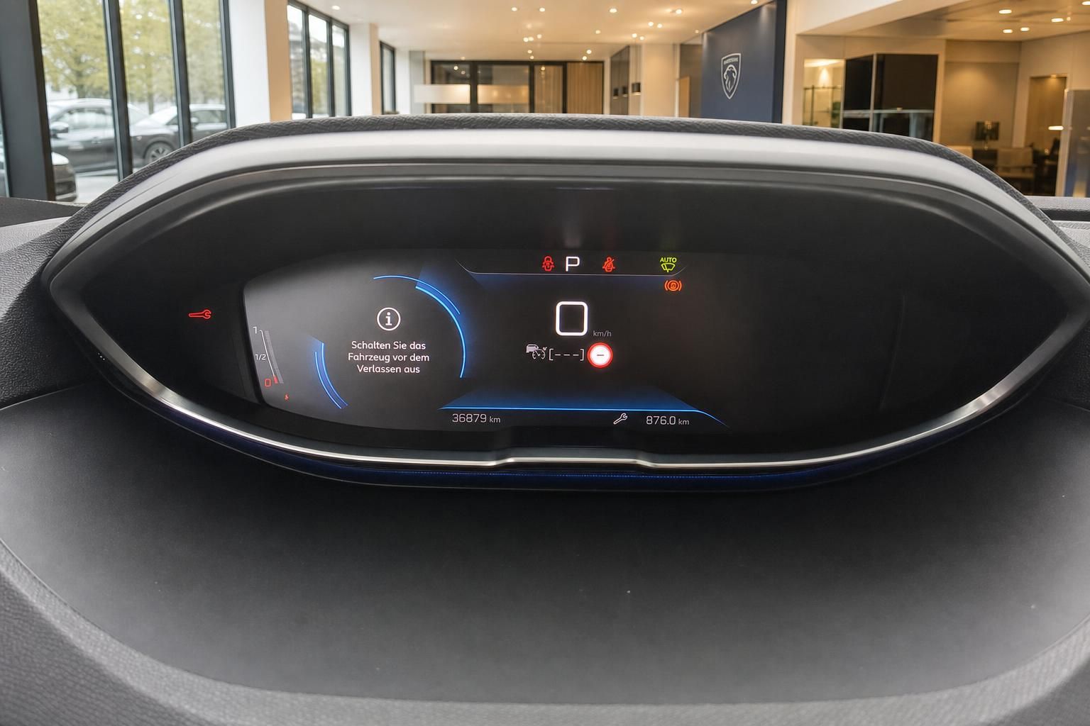 Digitales Kombiinstrument mit Kilometerstand im Peugeot Cockpit
