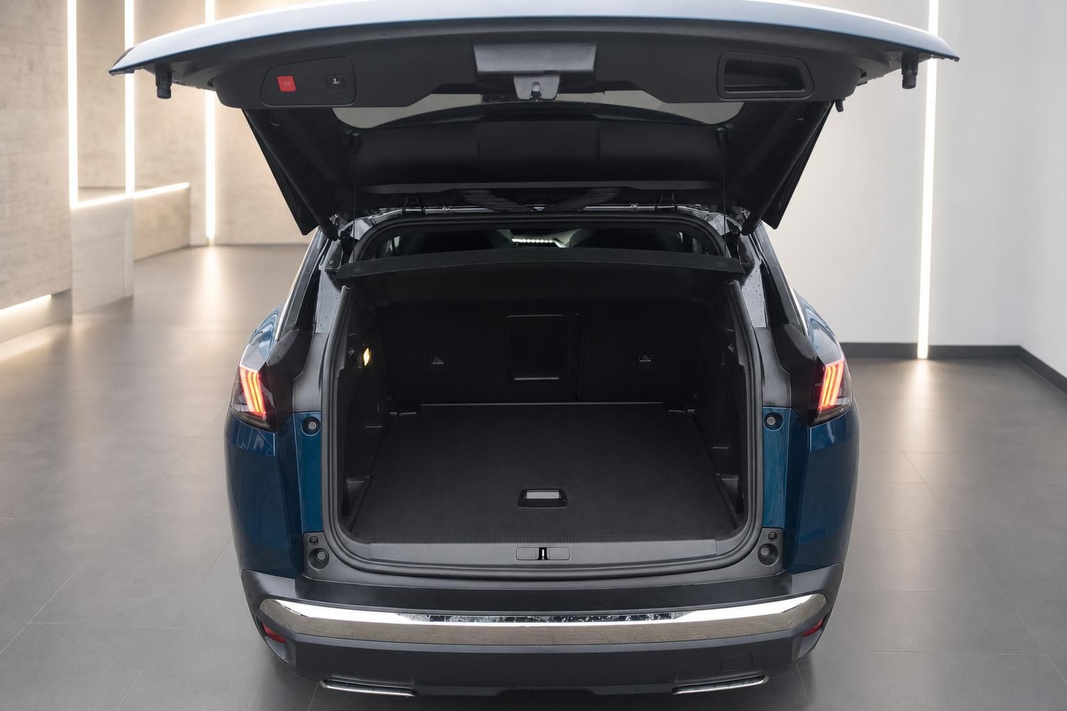 Peugeot SUV mit geoeffneter Heckklappe und grossem Kofferraum