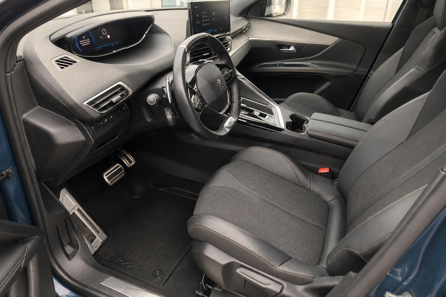 Peugeot 3008 Innenraum mit Cockpit und Lederausstattung