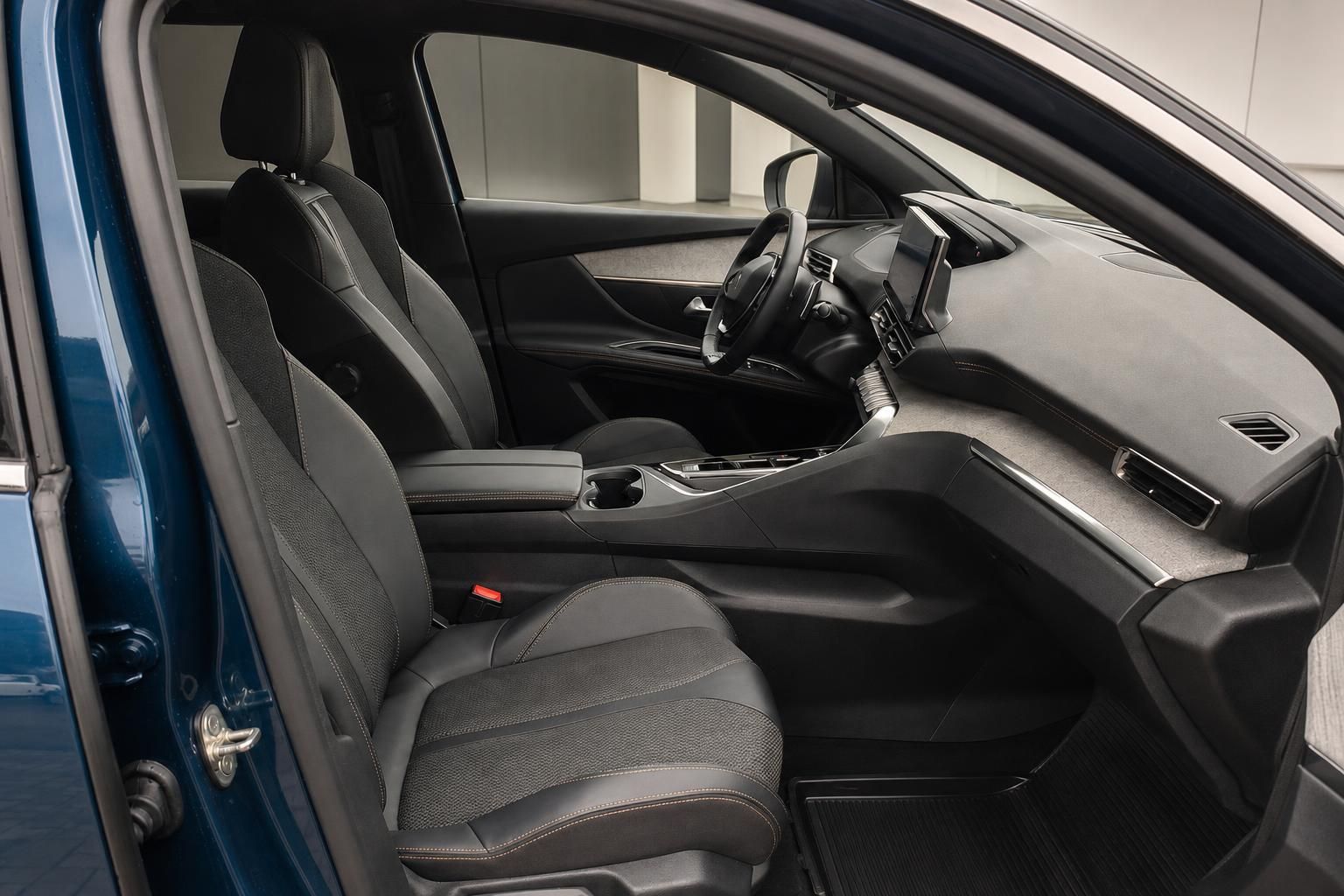 Peugeot Innenraum mit Vordersitzen und Cockpit in Schwarz