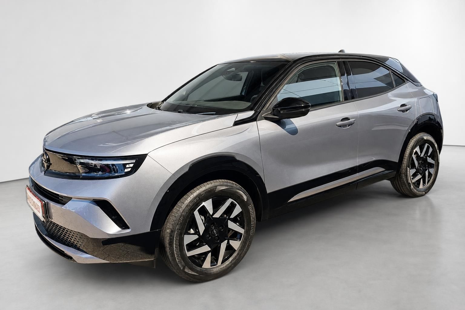 Opel Mokka grau metallic Frontansicht im Autohaus