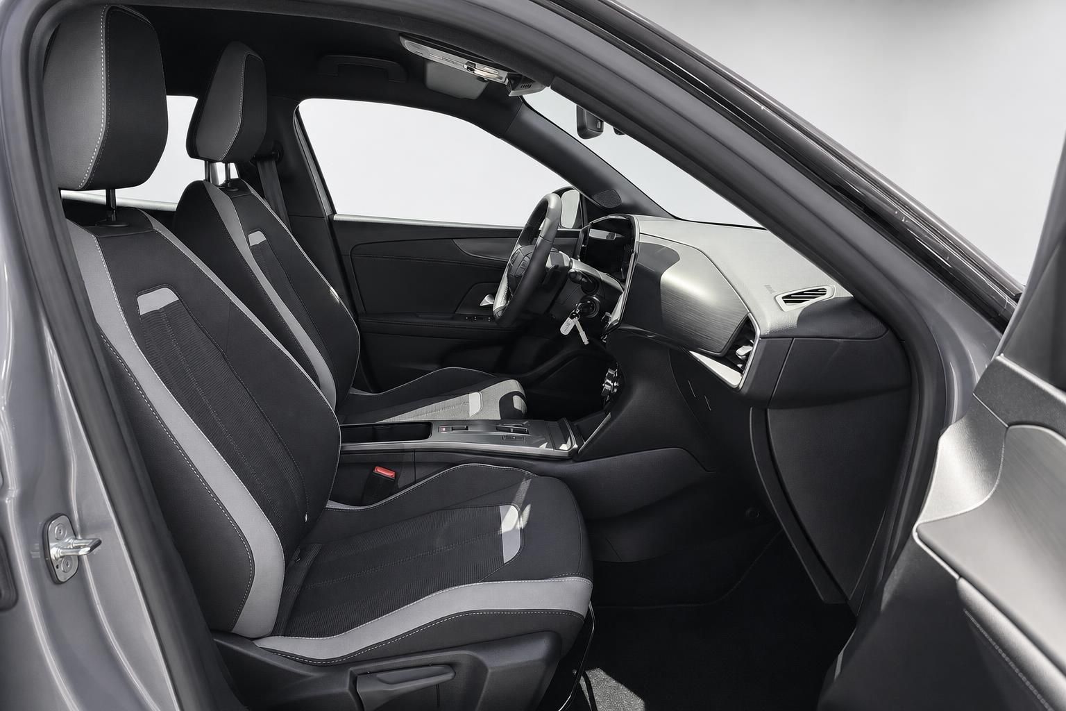 Innenraum mit Vordersitzen und Cockpit eines grauen Opel Fahrzeugs