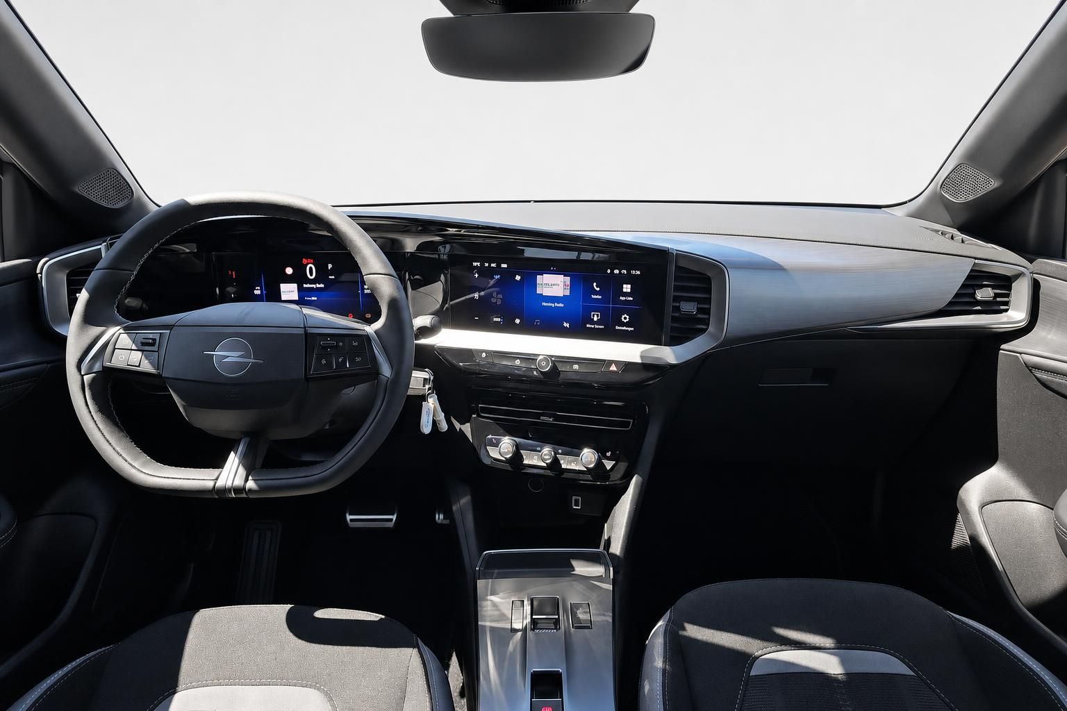 Cockpit mit Lenkrad und Digitaldisplay im Opel Innenraum