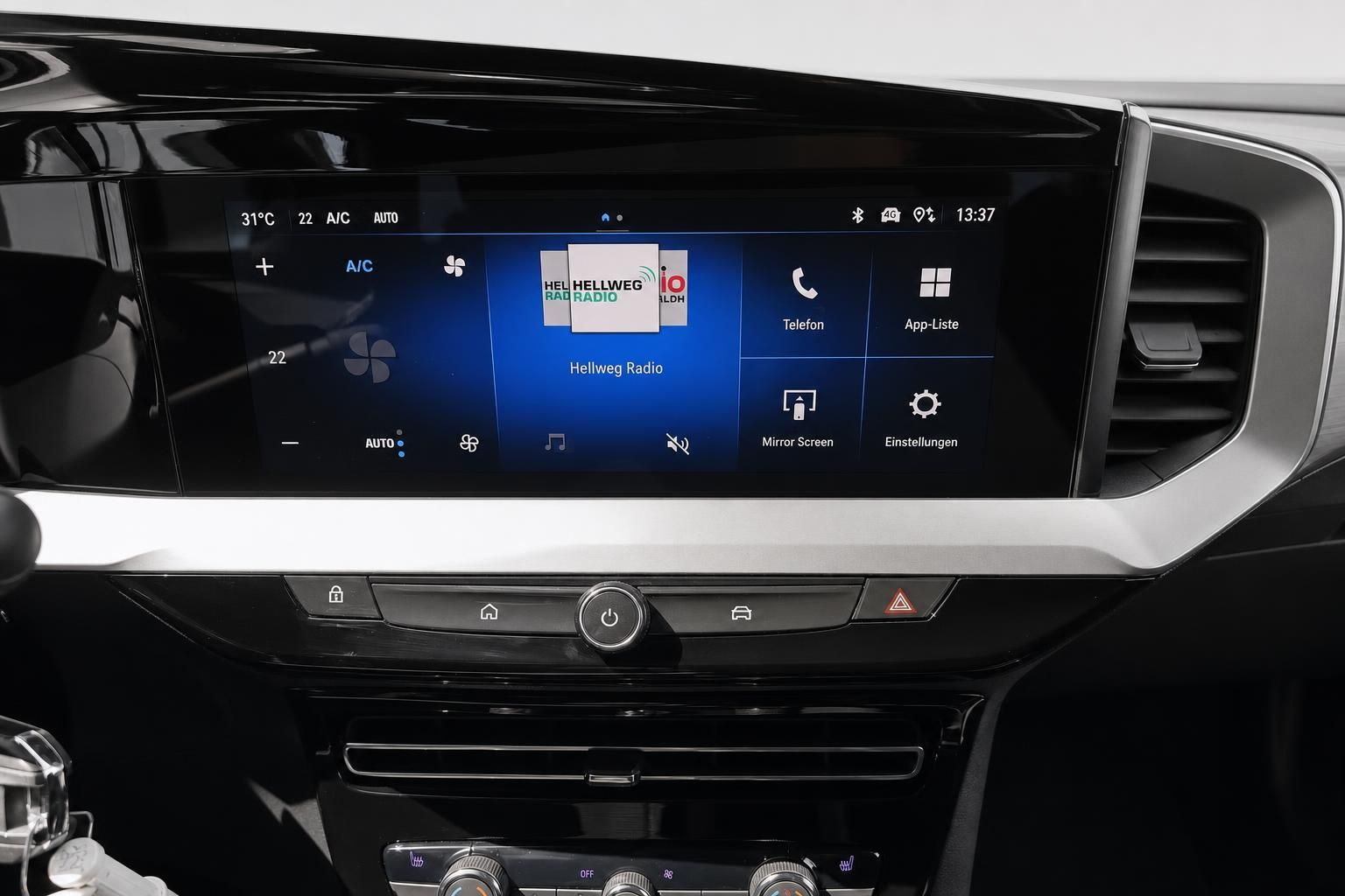 Infotainment-Bildschirm mit Klimaanlage und Radio im Fahrzeug