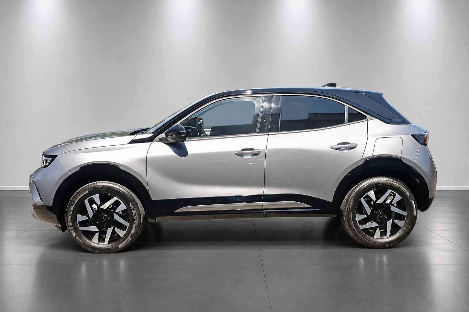 Opel Mokka silber SUV Seitenansicht komplett im Studio