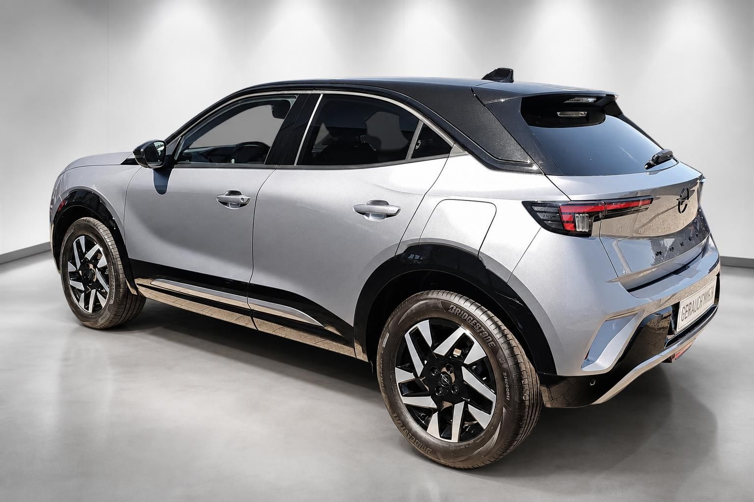 Opel Mokka silber SUV Heck schräg seitlich Studioaufnahme