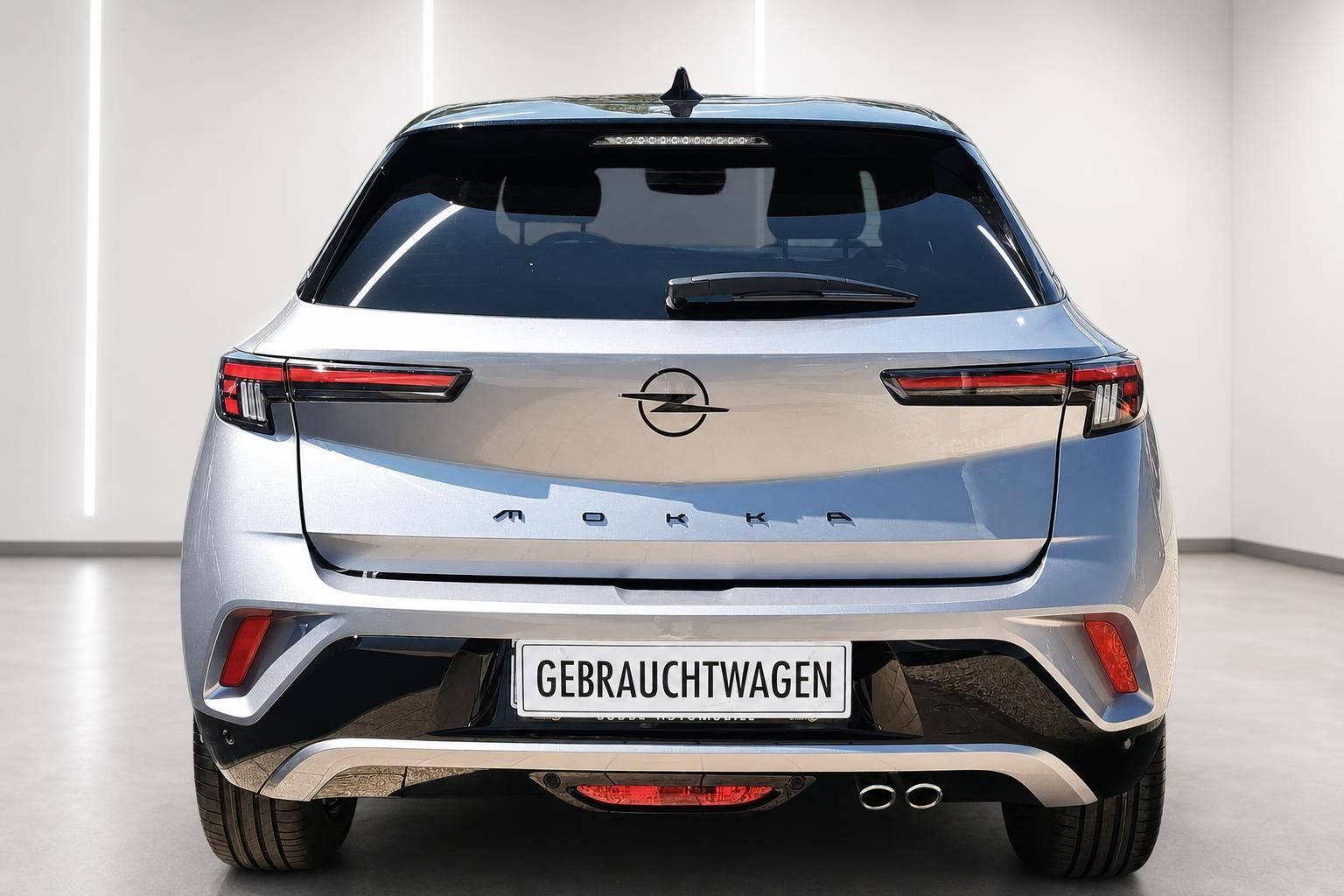 Opel Mokka silber Heckansicht Gebrauchtwagen mit Rückleuchten