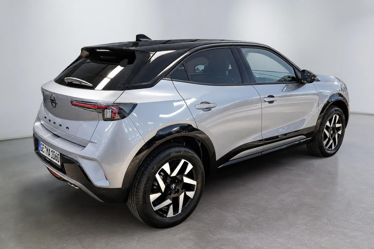 Opel Mokka Heckansicht silber mit Panoramadach im Studio