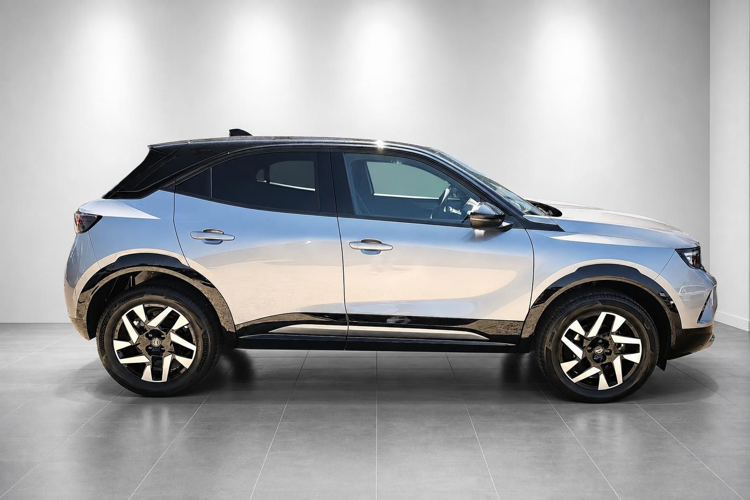 Opel Mokka Seitenansicht silber metallic mit schwarzem Dach