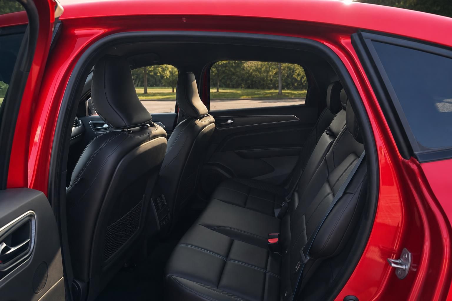 Rotes Auto Rücksitzbank mit schwarzem Leder und geöffneter Tür