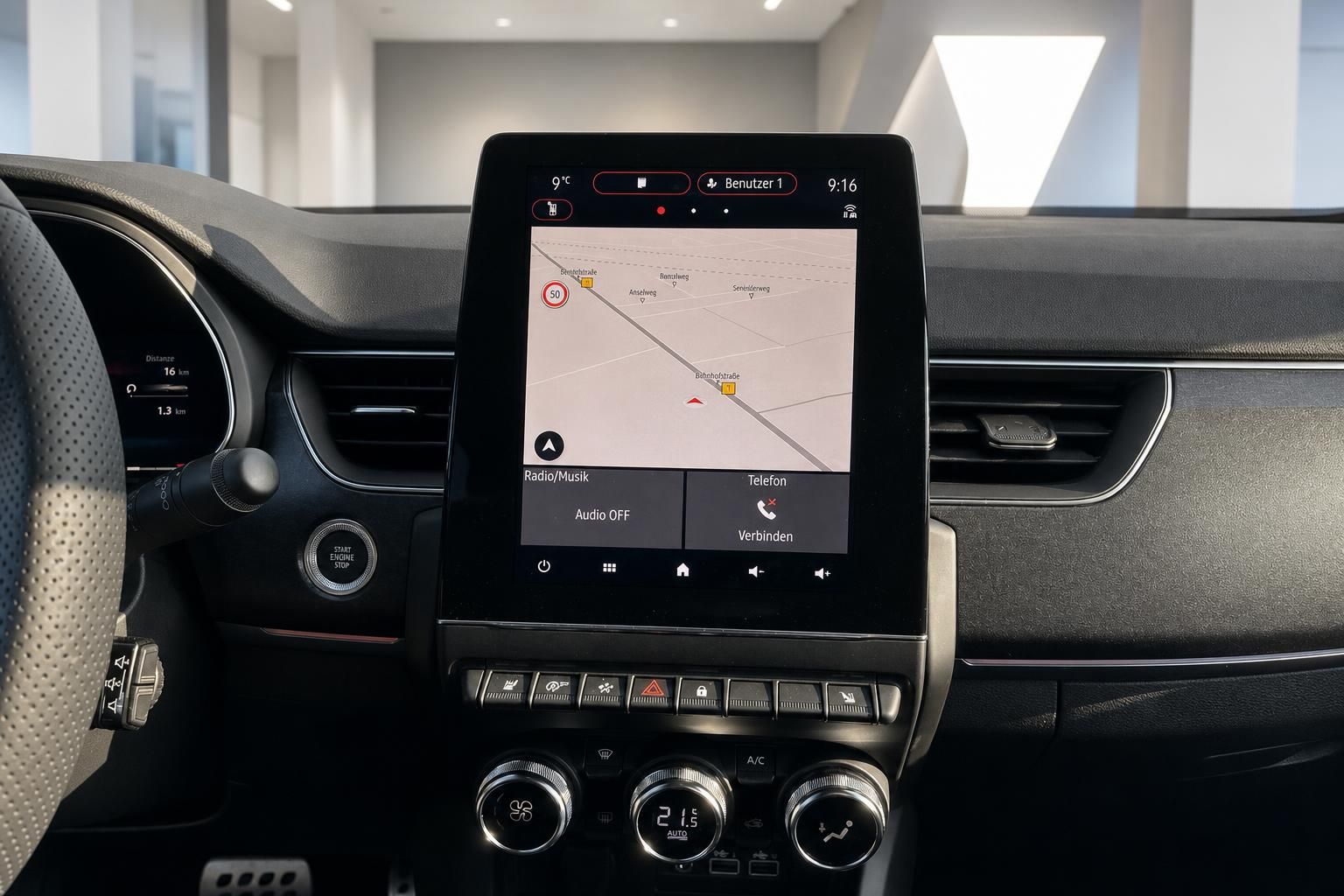 Auto Cockpit mit zentralem Touchscreen-Display und Navigationssystem