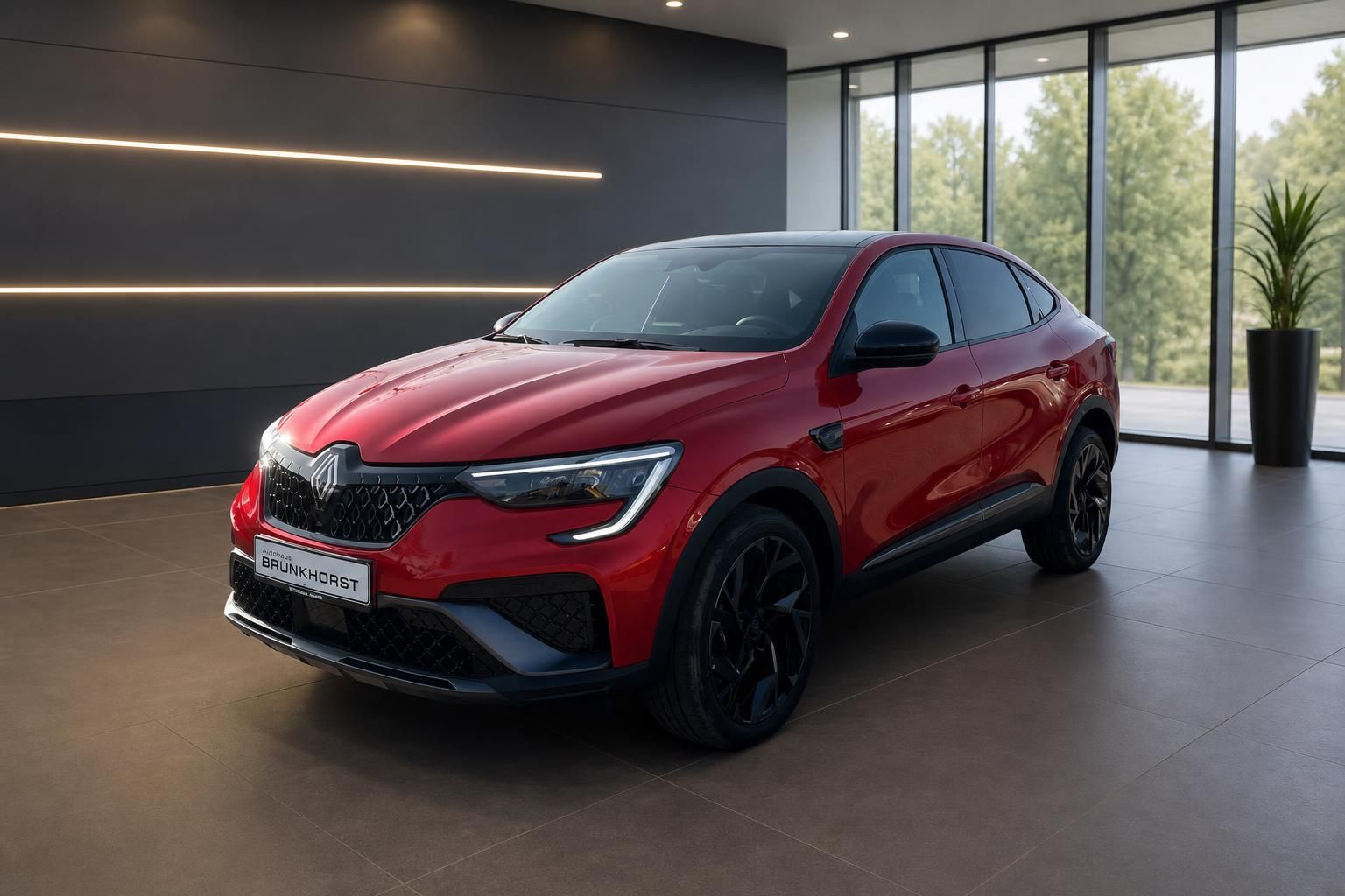 Renault Arkana rot Seitenansicht im modernen Autohaus-Showroom