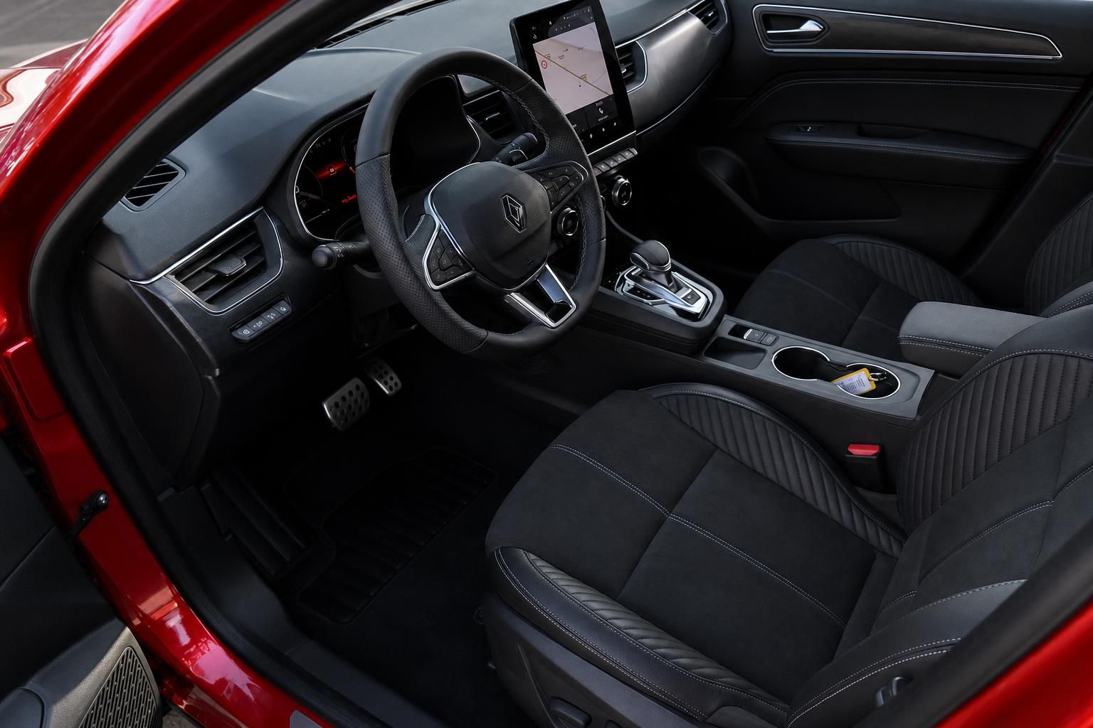 Renault Arkana Innenraum schwarz mit Touchscreen und modernem Cockpit
