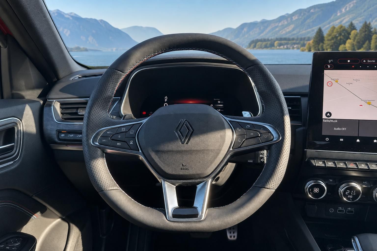 Renault Cockpit mit Lenkrad, Tacho und Touchscreen-Infotainment bei Bergpanorama