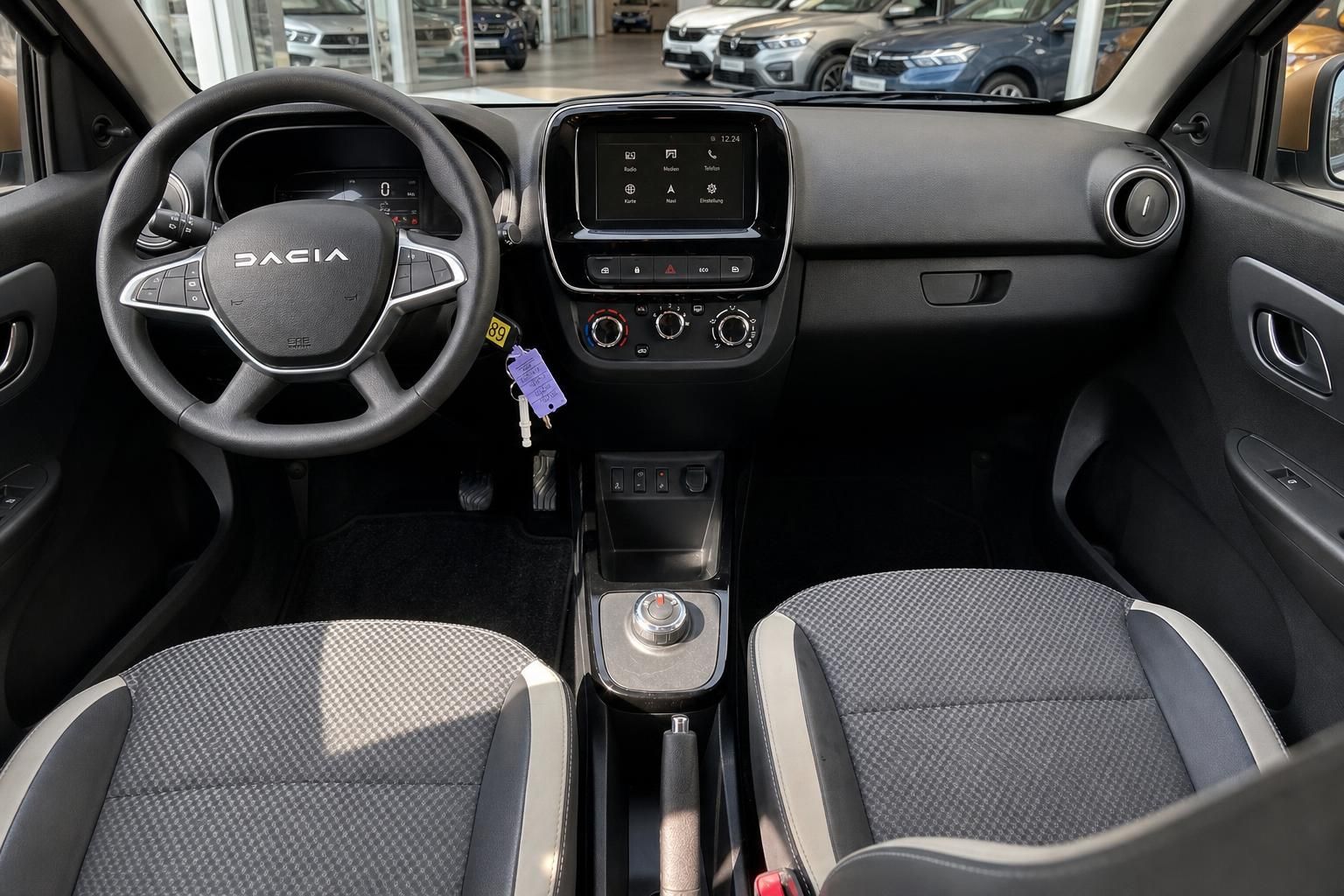 Dacia Innenraum mit Armaturenbrett, Lenkrad und Vordersitzen