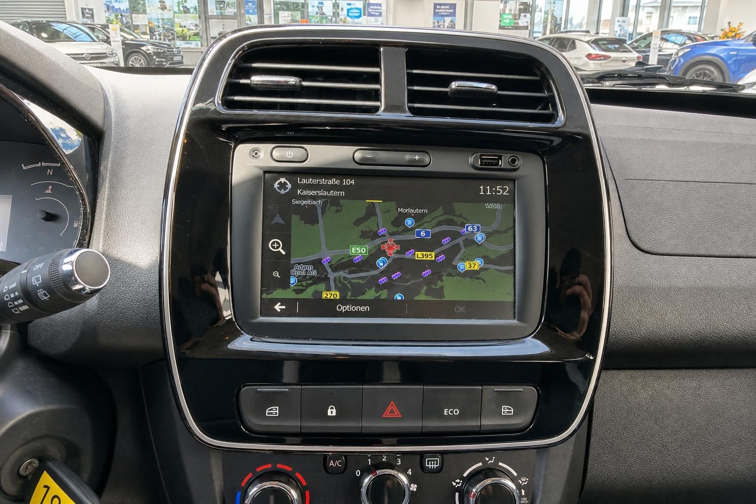 Navigationssystem und Mittelkonsole im Dacia Innenraum mit Klimabedienung
