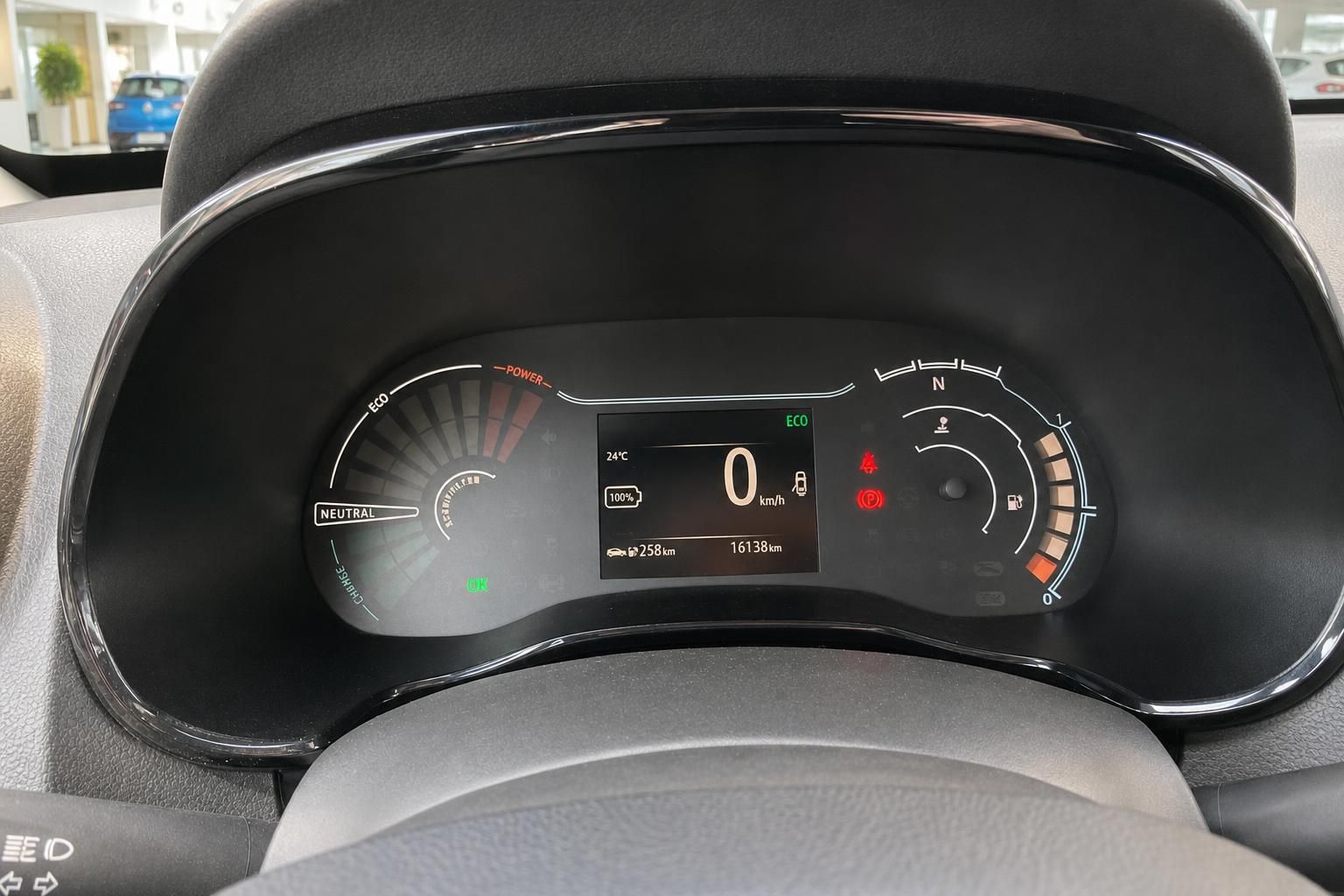 Digitales Kombiinstrument Dacia Elektrofahrzeug mit Ladestand und Tachoanzeige