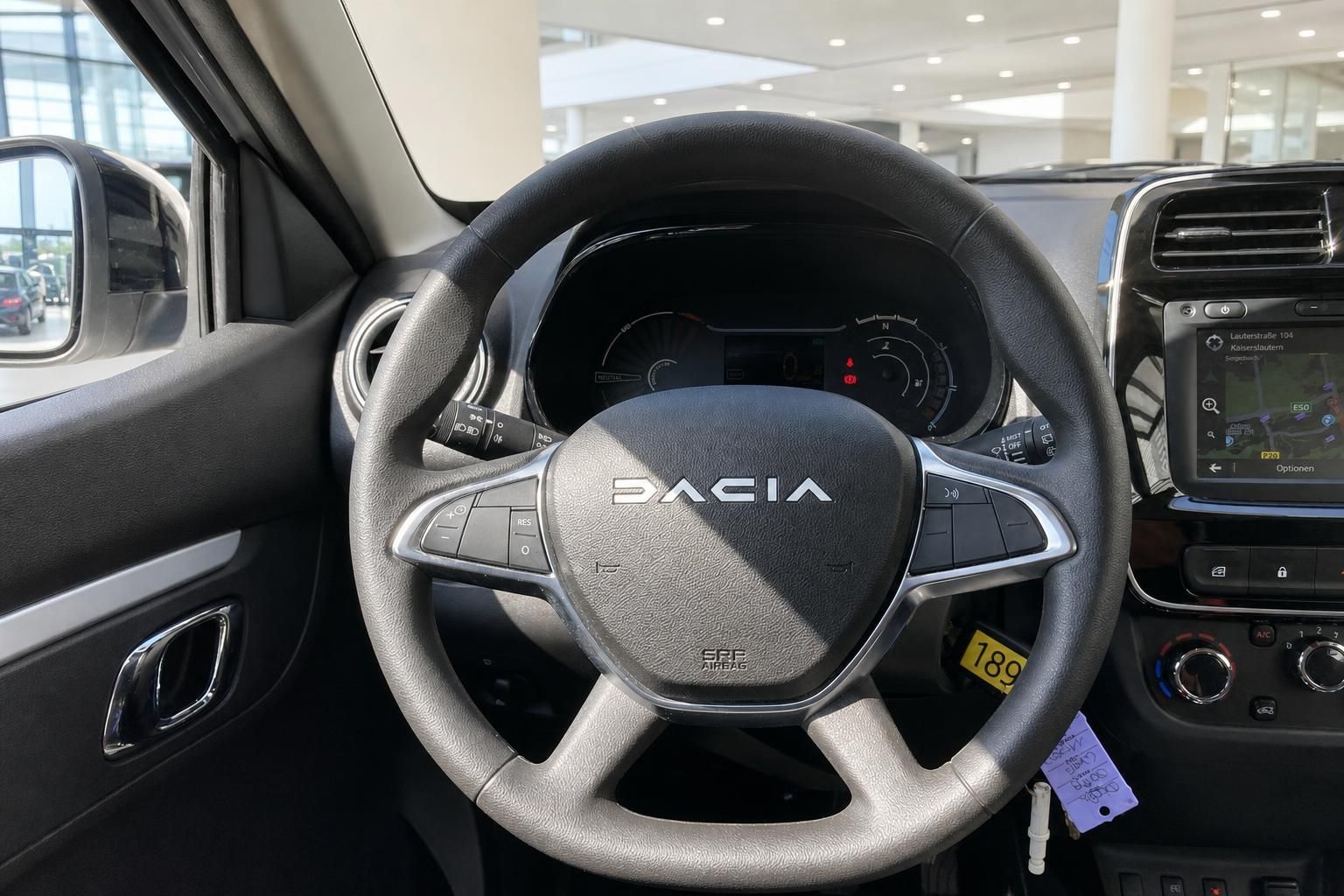 Dacia Lenkrad mit Multifunktionstasten und Blick auf Kombiinstrument im Autohaus