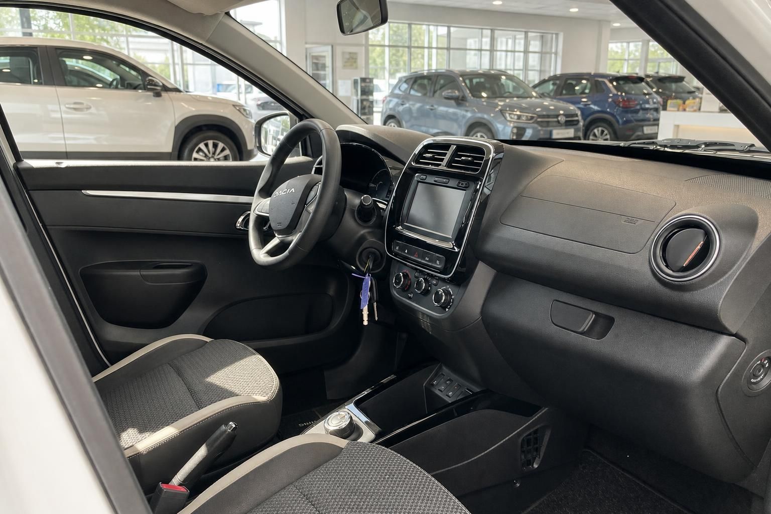 Innenraum Dacia mit Blick auf Armaturenbrett, Lenkrad und Vordersitze
