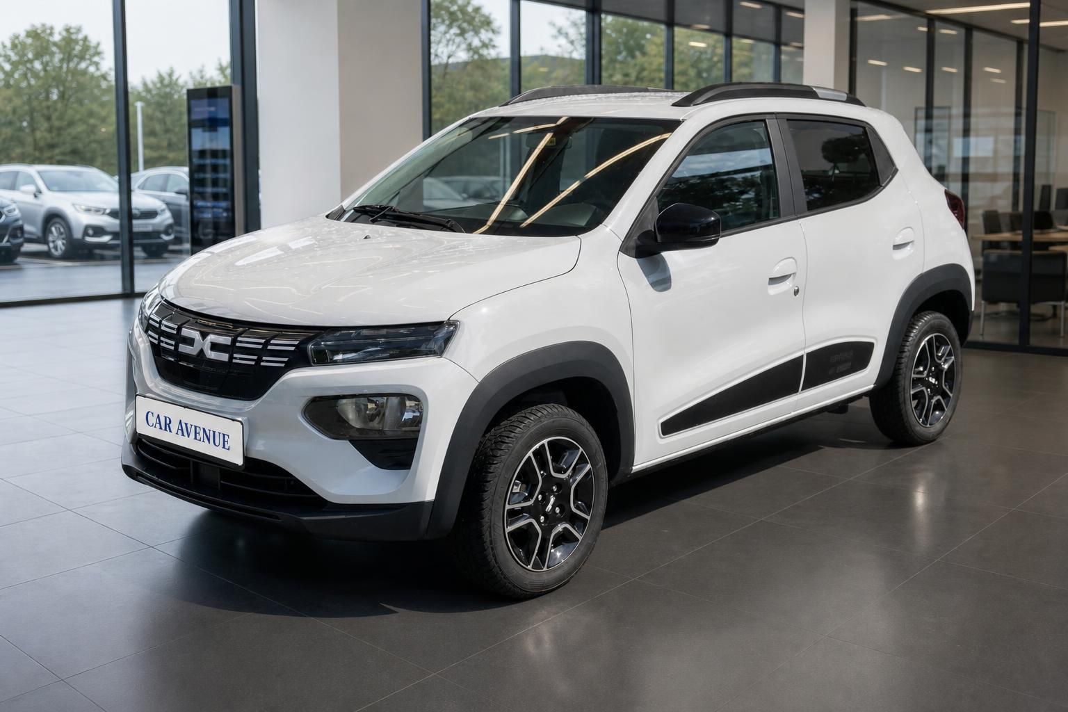 Dacia Spring weiß Frontansicht schräg im Autohaus