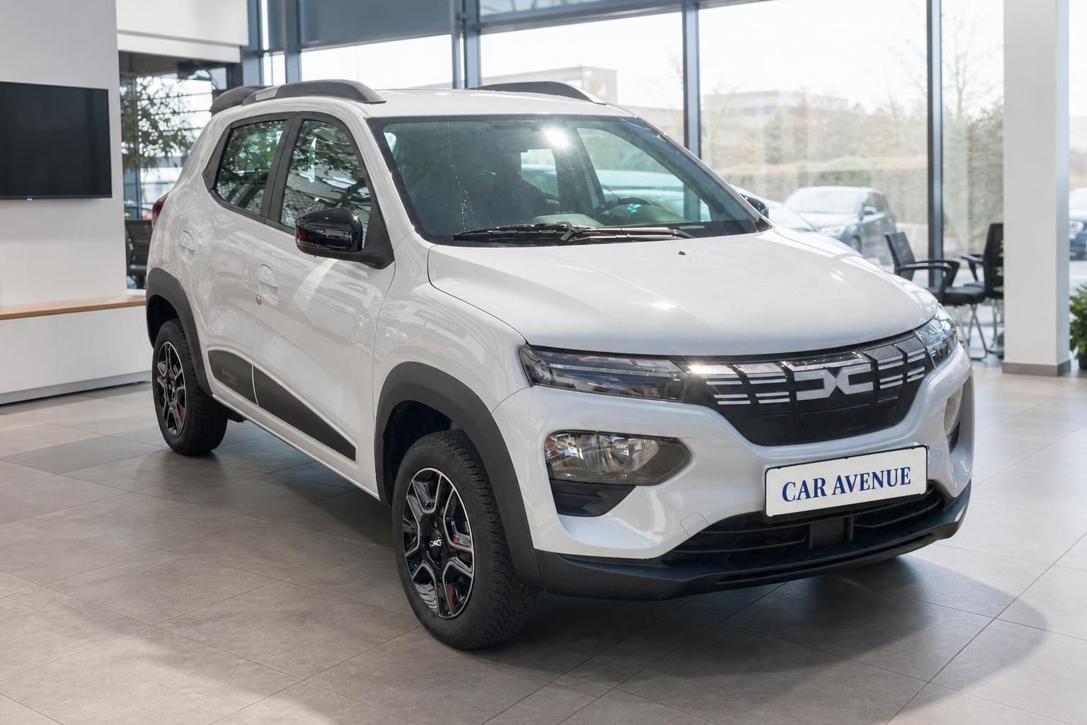 Dacia Spring weiß Frontansicht im Showroom des Autohauses
