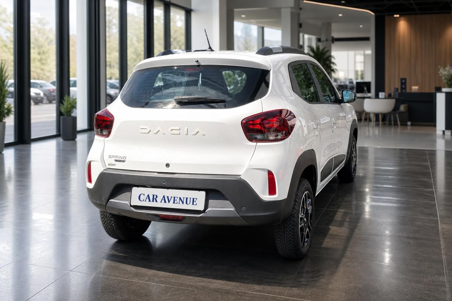 Dacia Spring weiß Heckansicht mit Kennzeichenhalter im Autohaus