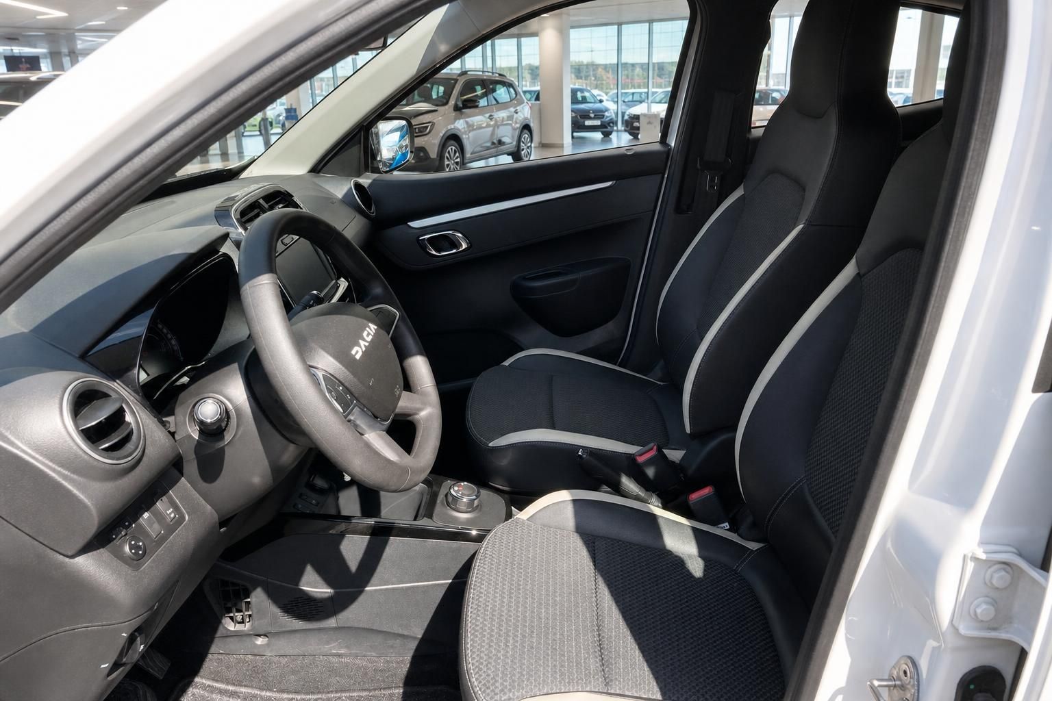 Dacia Vorderansicht Fahrersitz und Cockpit mit Lederlenkrad
