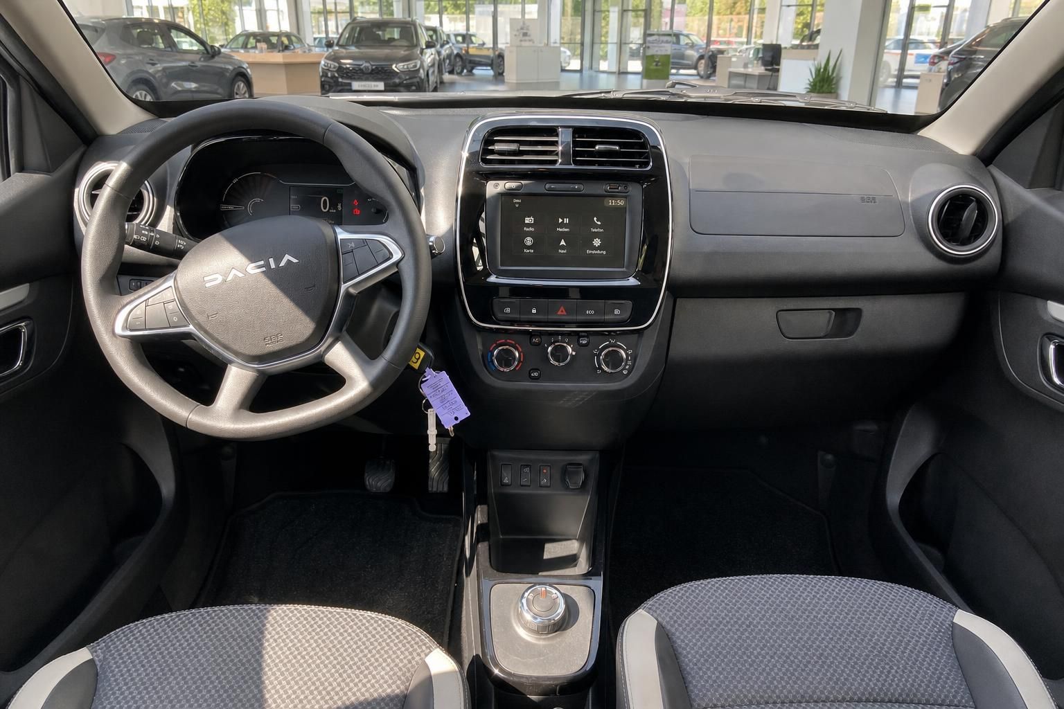 Dacia Cockpit mit Lenkrad, Touchscreen und Mittelkonsole im Detail