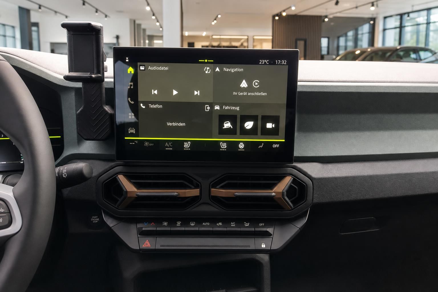 Touchscreen Infotainmentsystem mit Navigation und Klimabedienung im Auto