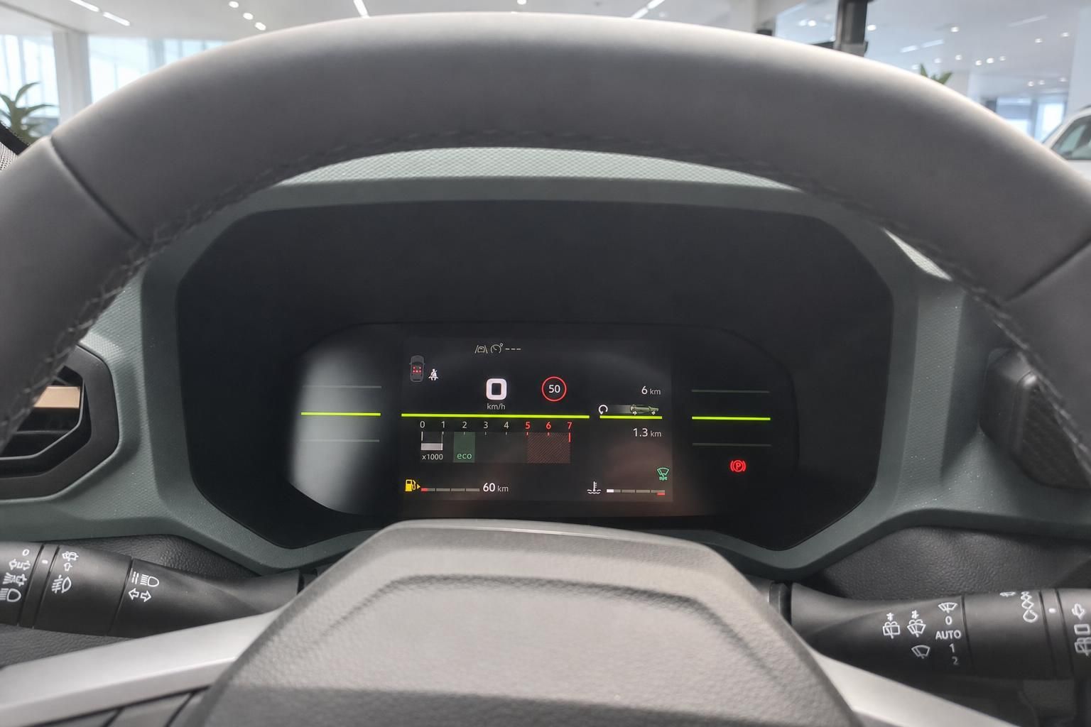 Digitales Kombiinstrument mit Tachoanzeige im Fahrzeuginnenraum