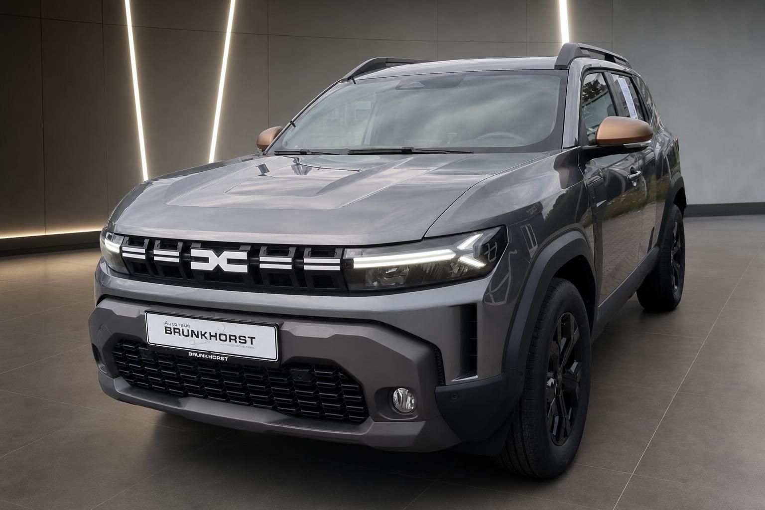 Dacia Duster grau, Frontansicht seitlich im Showroom
