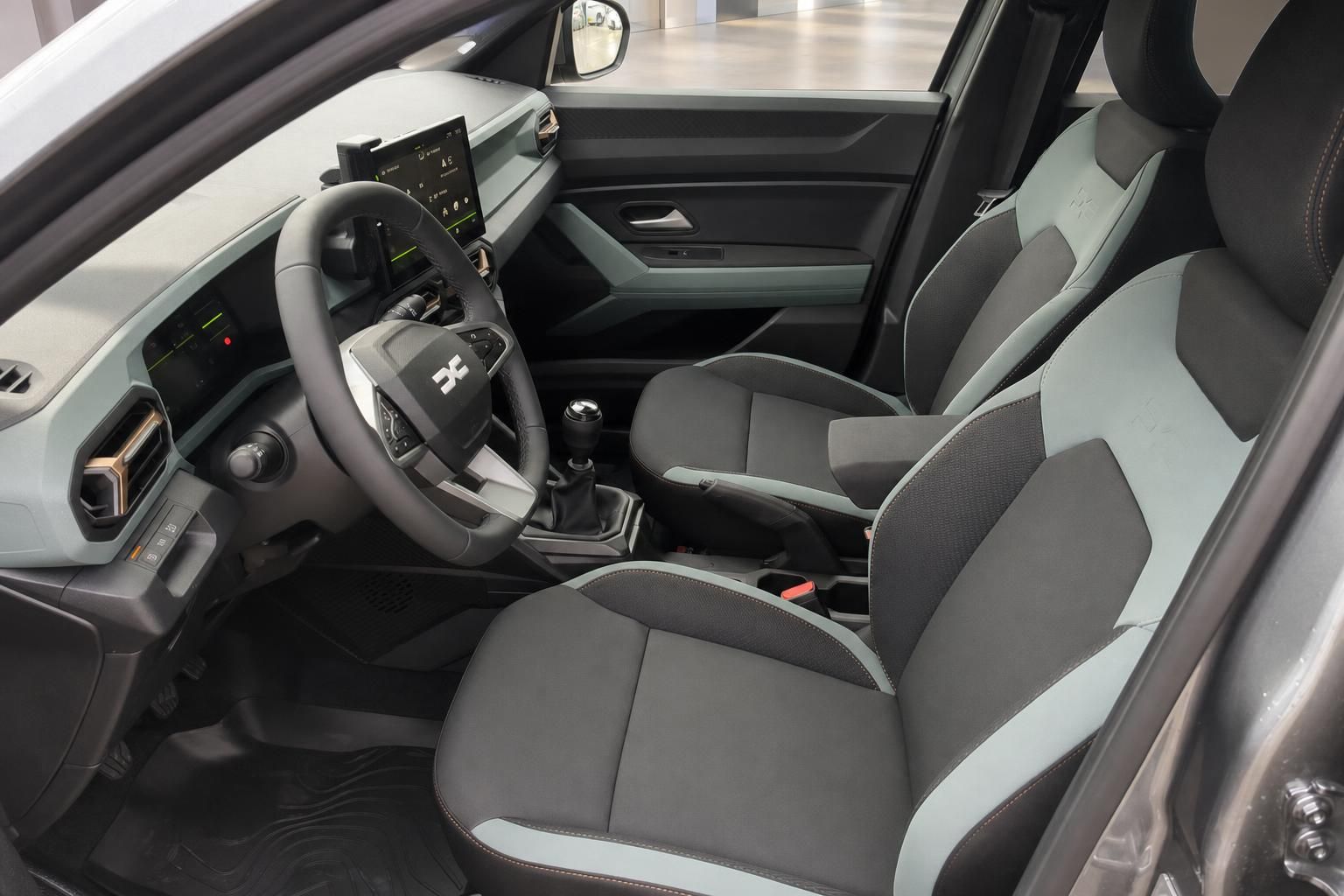 Dacia Duster Innenraum, Vordersitze und Armaturenbrett