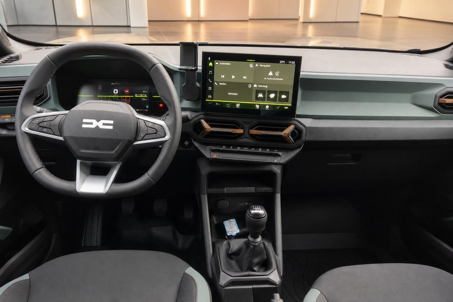 Dacia Duster Innenraum, Cockpit mit Lenkrad und Touchscreen