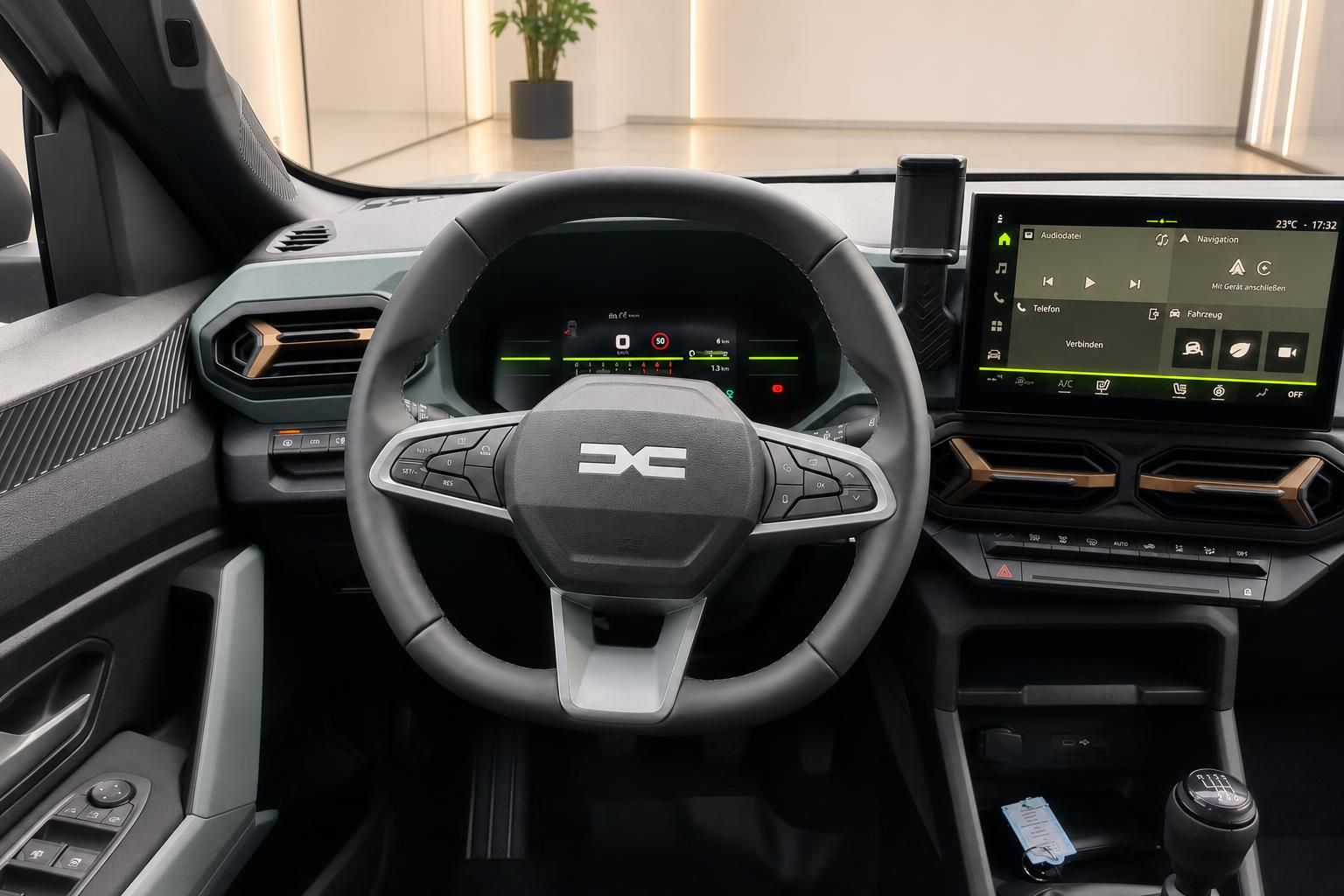 Cockpit mit Lenkrad und digitalem Kombiinstrument im Fahrzeuginnenraum