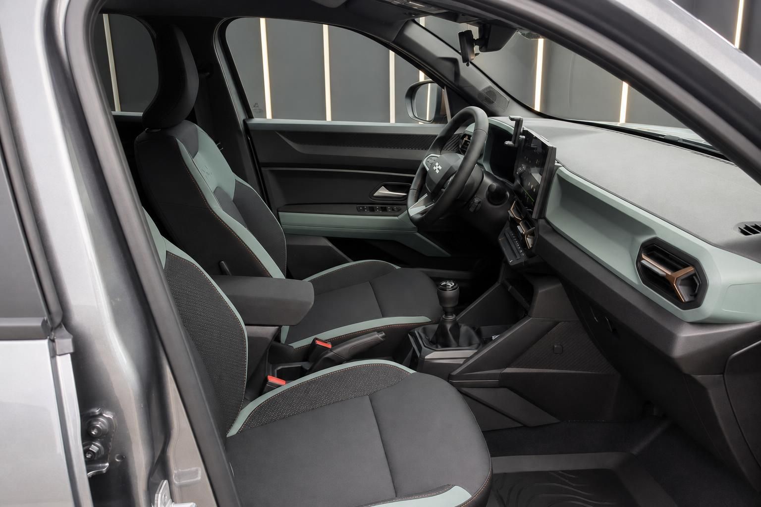 Vordersitze und Armaturenbrett mit Schaltknauf im Fahrzeuginterieur