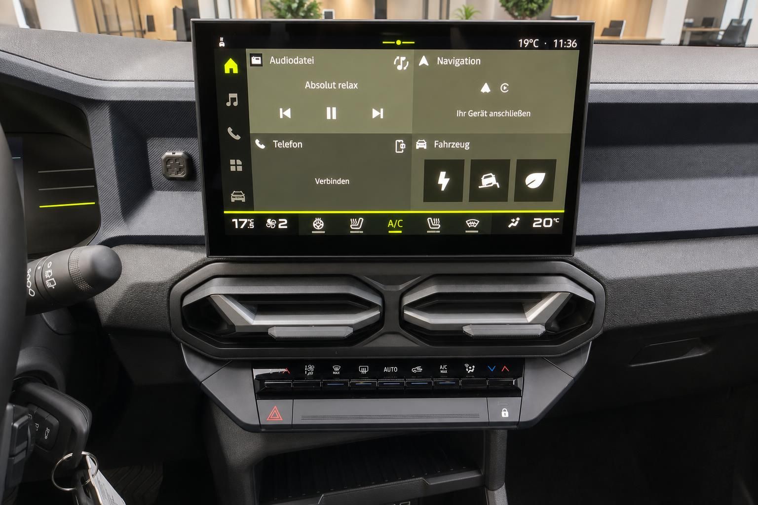 Touchscreen-Infotainmentsystem im Fahrzeug mit Navigation, Audio und Klimabedienung