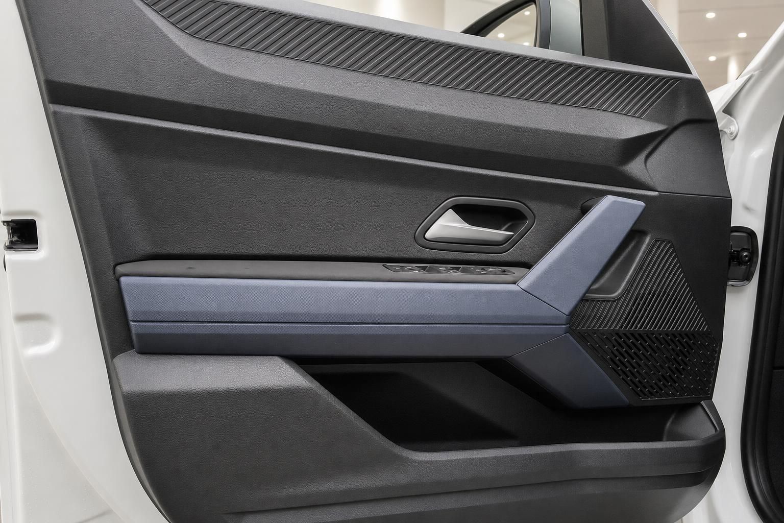 Dacia SUV Türverkleidung innen – schwarze Verkleidung mit blauem Akzent, Türgriff und Fensterheber