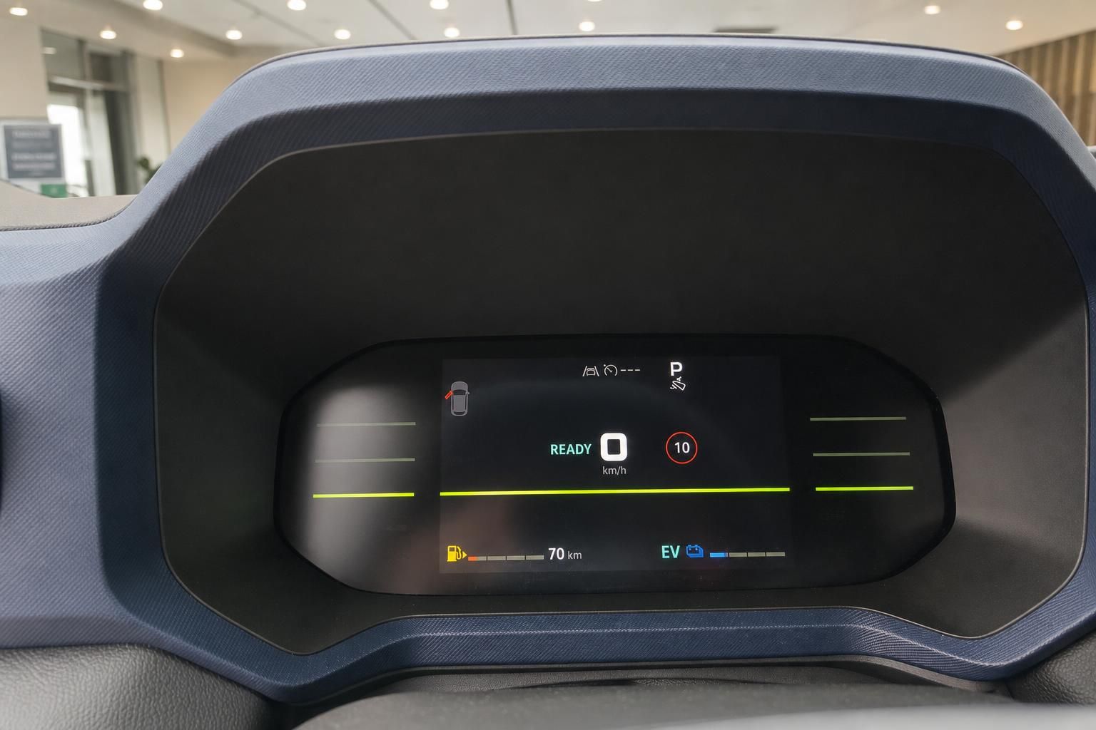 Digitales Kombiinstrument eines Hybrid-SUV mit Geschwindigkeitsanzeige und EV-Statusanzeige